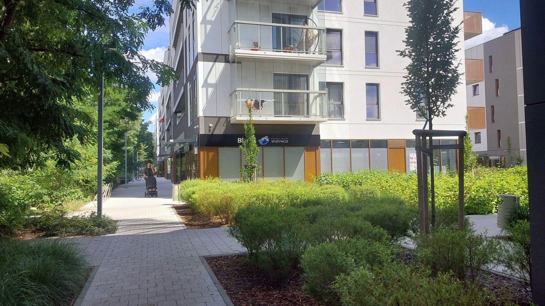 4 Planty Racławickie — dostępność usług i zacienione trakty pieszo-rowerowe.jpg