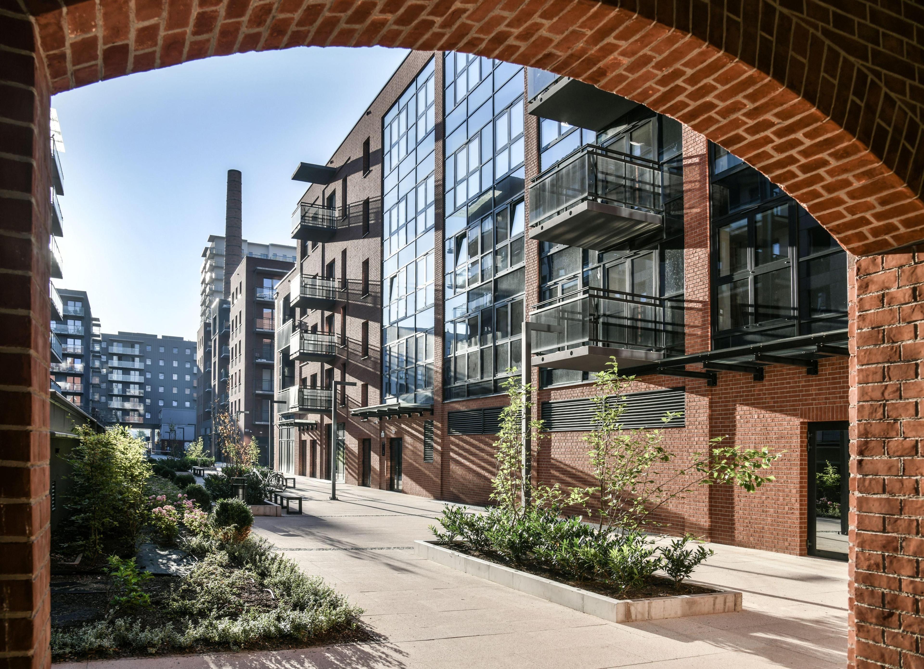 Przejście bramowe przez Browary Wrocławskie otwarte dla każdego.jpg