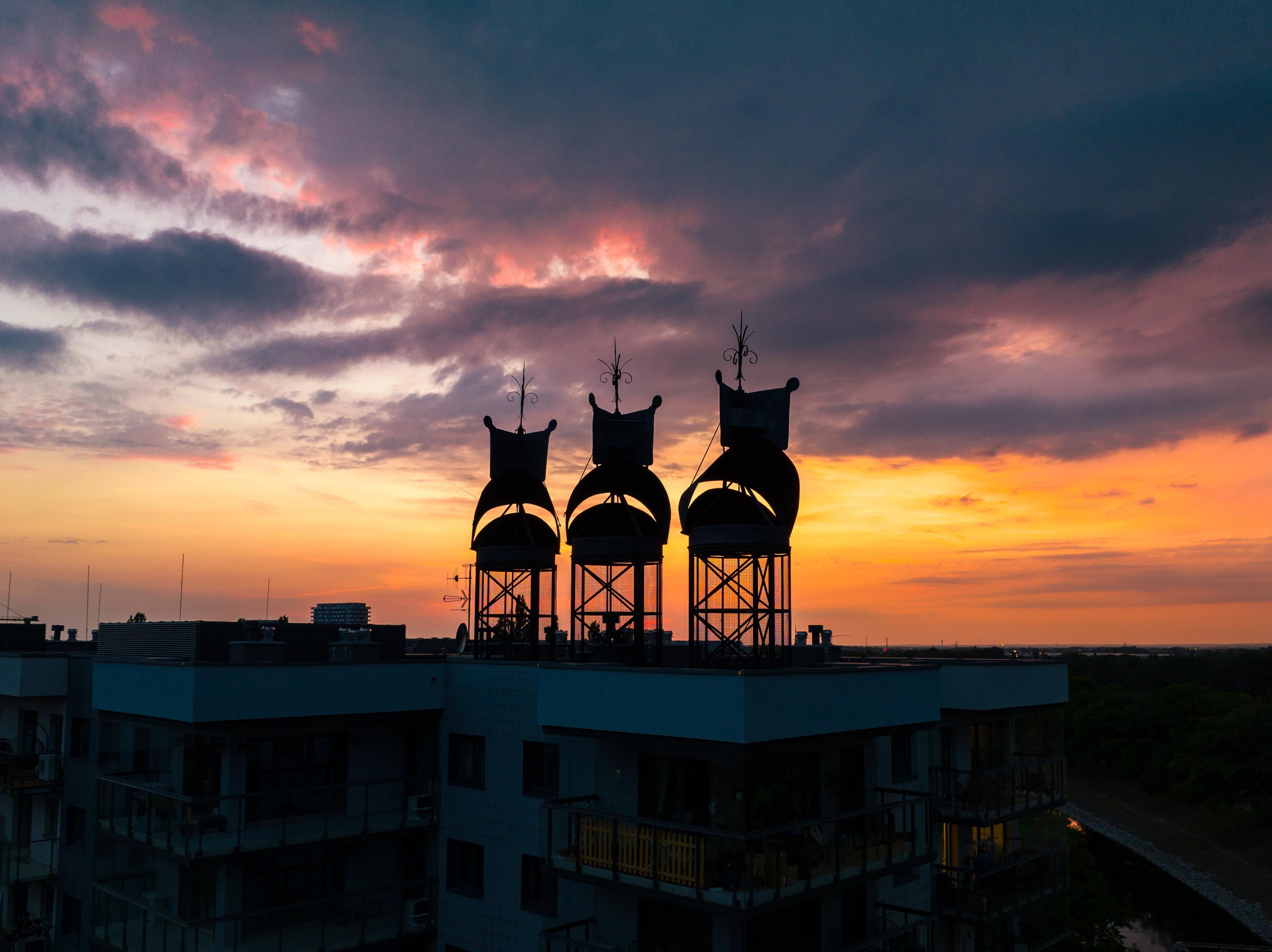 Wiatrownice na dachu współczesnego budynku przypominają o historii Browaru Piast.jpg